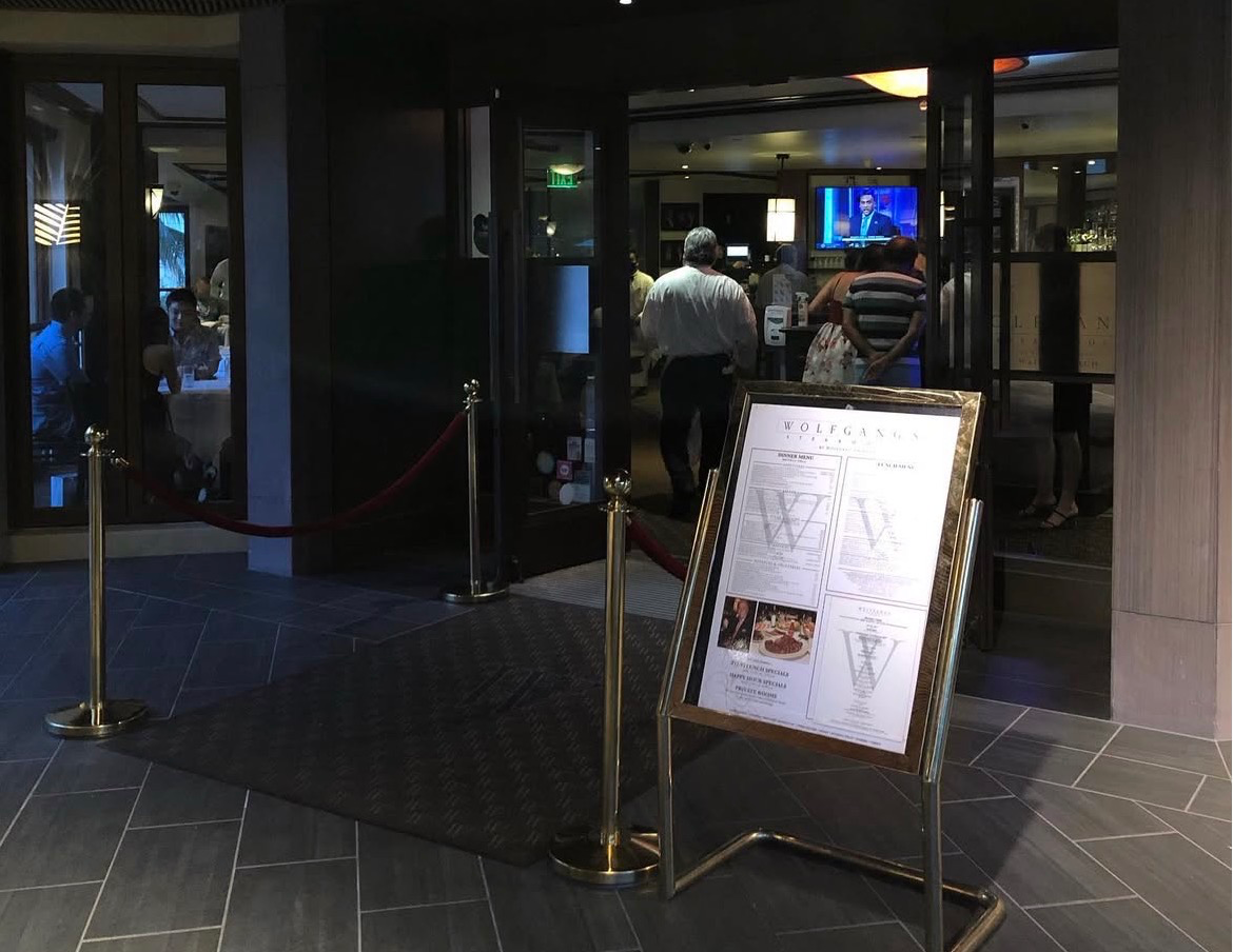 ウルフギャング・ステーキハウス ワイキキの入口