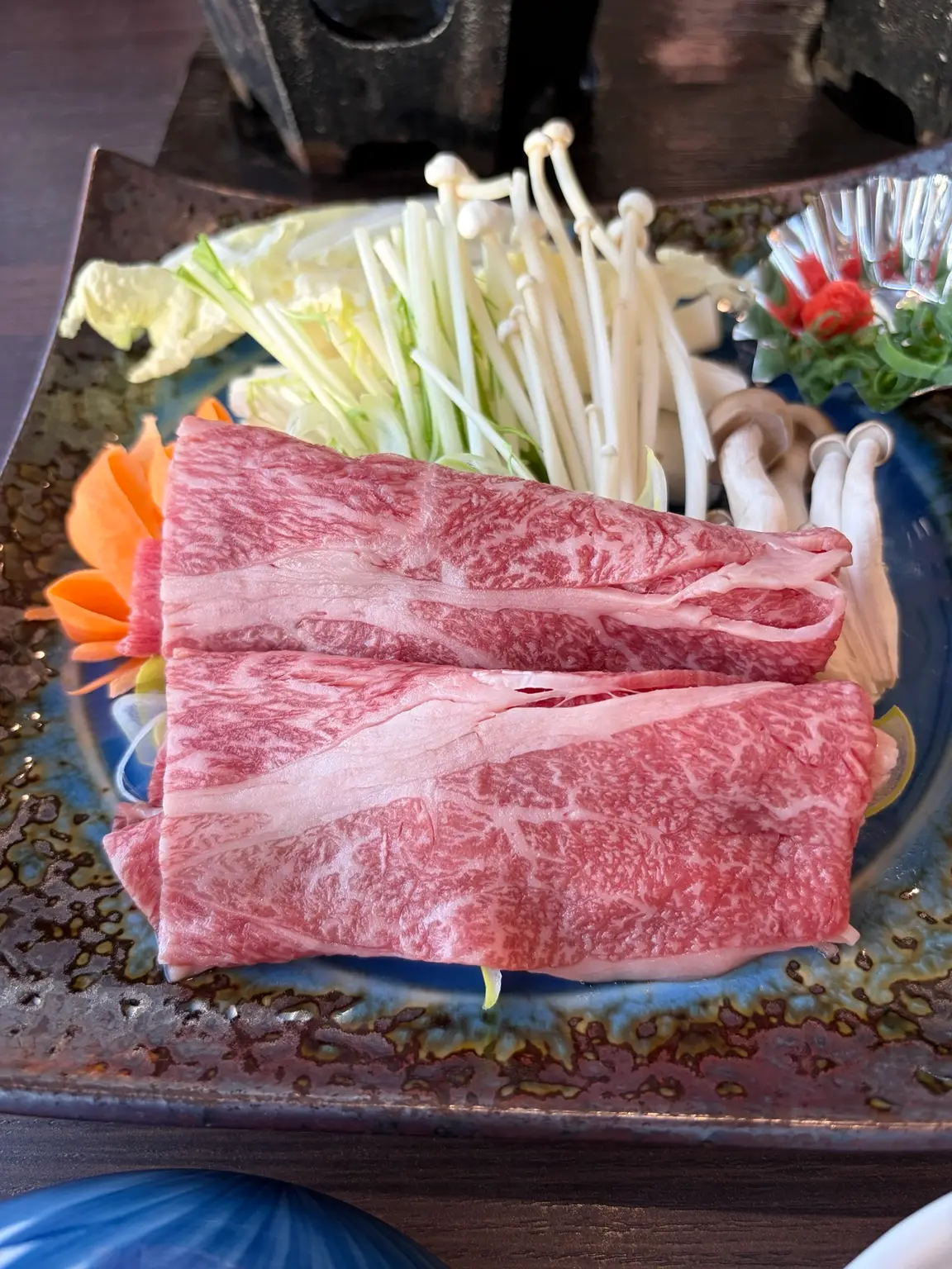 大観荘せなみの湯でいただいた村上牛のすき焼き用の肉と野菜